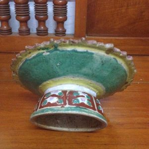 จานเชิงโบราณเก่าสมัยอยุธยาสีแดงเขียวใบใหญ่ สภาพสมบูรณ์ไม่มีการซ่อมเลย ปีกกะเทาะเล็กน้อยแทบไม่เห็น (สผ.ขนาด 9"เศษ) - Image 2