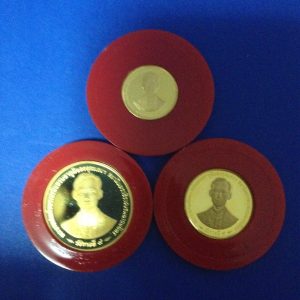 เหรียญกษาปณ์ที่ระลึก พระราชพิธีกาญจนาภิเษก ปี 2539 ชุด3เหรียญ เนื้อทองคำขัดเงา นำ้หนักรวม 26.6 กรัม พร้อมกล่องกษาปณ์ - Image 4