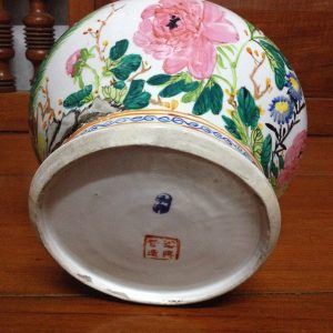 กระโถนจีนกังใสไข่ปอกเนื้อแกร่งลายนกยุง ช่อดอกกุหลาบ สภาพสมบูรณ์สวยงามมากๆ มีตราภาษาจีนอยู่ที่ก้นสองจุดสูง 6.5 นิ้ว - Image 4