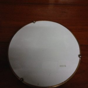 ถาดกระเบื้องโบราณสมัยร.5 ขนาด12" ปีกขอบลายถาดเจริญ ลายดอกขาวแดง 2 ดอก,ขาวน้ำเงินออกม่วง 2 ดอก สมบูรณ์สวย มีดุมขาครบ - Image 4