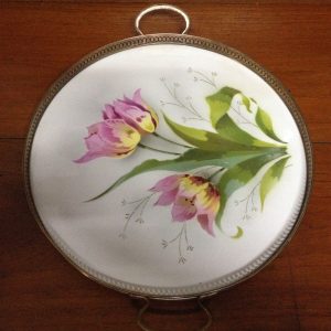 ถาดกระเบื้องเก่าขนาด14"ลายดอกเหลืองชมพู 3 ดอก สวยงามมากๆ มีซ่อมพื้นหลังเล็กน้อย(มีหู,มีดุมขาครบ) - Image 2