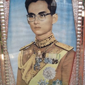 รูปเก่าในหลวงทรงชุดจอมทัพสีแดงอยู่ในกรอบโบราณเดิมขนาด 14"x19" สมบูรณ์สวยงามมากๆ(เฉพาะในหลวง) - Image 3