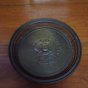 พานทองเหลืองเก่าสมบูรณ์สวยงามมากๆ ลายกุหลาบ - Image 2