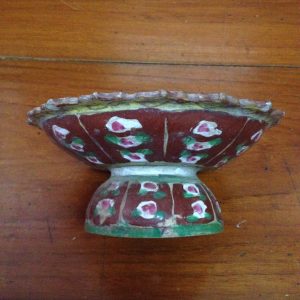 จานเชิงโบราณสมัยอยุธยาขนาดเส้นผ่าศูนย์กลาง 6.5 "สูง 3 "ลายสีแดงเขียวใบขนาดกลาง สมบูรณ์มากไม่ผ่านการซ่อม - Image 2