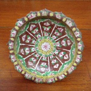 จานเชิงโบราณสมัยอยุธยาขนาดเส้นผ่าศูนย์กลาง 6.5 "สูง 3 "ลายสีแดงเขียวใบขนาดกลาง สมบูรณ์มากไม่ผ่านการซ่อม - Image 4