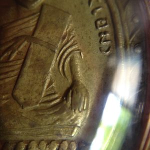 เหรียญใบพุทราหลวงปู่เอมวัดคลองโป่ง ศรีสำโรงรุ่น 2 ปี2503เนื้อทองเหลืองกะไหล่ ตำหนิอยู่ครบหายาก สวยแชมป์ เลี่ยมทองคำ - Image 3