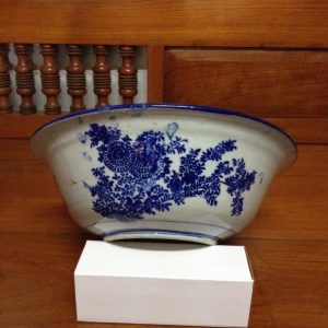 ชามอ่างกระเบื้องโบราณพื้นน้ำเงินลายมังกรสีขาวสี่ตัว มีเส้นที่ปากสองเส้น นอกนั้นสมบูรณ์สวยงามมาก (สผ 15"x สูง 5") - Image 3