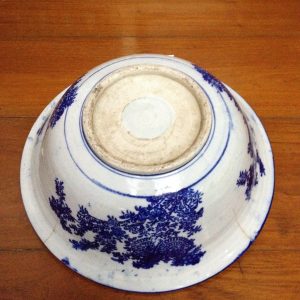 ชามอ่างกระเบื้องโบราณพื้นน้ำเงินลายมังกรสีขาวสี่ตัว มีเส้นที่ปากสองเส้น นอกนั้นสมบูรณ์สวยงามมาก (สผ 15"x สูง 5") - Image 4