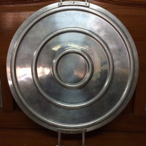 ถาดกระจกโบราณลายช่อดอกกุหลาบสีแดง-เหลืองขนาด สผ.16' อยู่ในกรอบอลูมิเนียมมีหูหิ้วสมบูรณ์สวยงามมากๆ - Image 2