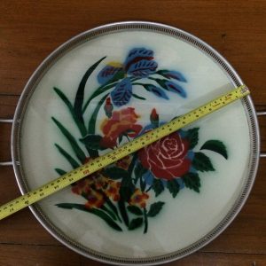 ถาดกระจกโบราณลายช่อดอกกุหลาบสีแดง-เหลืองขนาด สผ.16' อยู่ในกรอบอลูมิเนียมมีหูหิ้วสมบูรณ์สวยงามมากๆ - Image 3