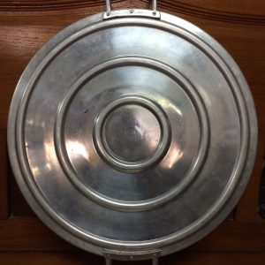 ถาดกระจกโบราณลายช่อดอกกุหลาบสีแดง-เหลืองขนาด สผ.16' อยู่ในกรอบอลูมิเนียมมีหูหิ้วสมบูรณ์สวยงามมากๆ - Image 2