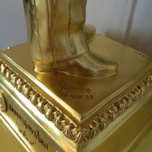 หล่อพระบรมรูปจำลองรัชกาลที่ 9 แบบปิดทองรุ่นปีกาญจนาภิเษก - Image 4