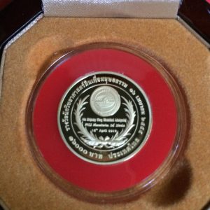 เหรียญกษาปณ์ที่ระลึกเฉลิมพระเกียรติพระบาทสมเด็จพระปรมินทรมหาภูมิพลทองขัดเงา15g”รางวัลนักวิทยาศาสตร์ดินเพื่อมนุษยธรรม - Image 2