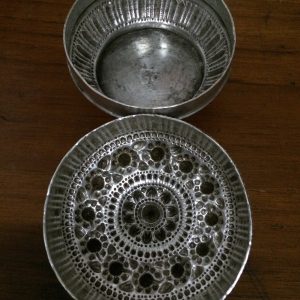 ตลับเนื้อเงินโบราณเก่ามากๆ ตอกลวดลายสวยงามสมบูรณ์ คลาสสิก น้ำหนัก 149.88 กรัม ( 9.86 บาท ) - Image 3