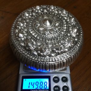 ตลับเนื้อเงินโบราณเก่ามากๆ ตอกลวดลายสวยงามสมบูรณ์ คลาสสิก น้ำหนัก 149.88 กรัม ( 9.86 บาท ) - Image 4