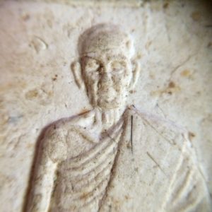 หลวงปู่ต๊วนวัดสวัสติการาม(ต้นหัด) อ.สวรรคโลก จ.สุโขทัย อายุครบ 80 ปี เนื้อผงทรงสี่เหลี่ยมด้านหลังเป็นยันต์ของหลวงพ่อ - Image 3