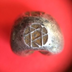 พดด้วงเนื้อเงินเม็ดหนึ่งบาทสมัยรัตนโกสินทร์ ตราเฉลว 2 ตรานน.ประมาณ15.05กรัม - Image 2