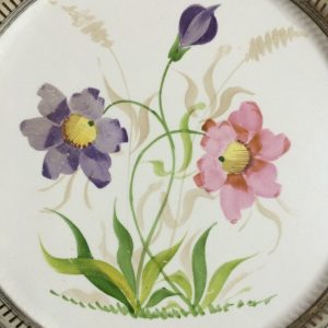 ถาดกระเบื้องโบราญสมัย ร.5 ขนาด สผ.8"ลายดอกไม้สีม่วง 2 ชมพู 1 สภาพสวยงามคลาสสิกครบสมบูรณ์ - Image 3