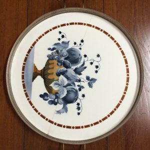 ถาดกระเบื้องโบราญสมัย ร.5 ขนาด สผ.16"ผลิตในประเทศเยอรมัน ลายศิลป์ผลไม้อยู่ในแจกันมีรอยร้าวอยู่หนึ่งเส้น นอกนั้นทุกอย่างสภาพสมบูรณ์สวยงามคลาสสิก - Image 2