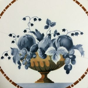 ถาดกระเบื้องโบราญสมัย ร.5 ขนาด สผ.16"ผลิตในประเทศเยอรมัน ลายศิลป์ผลไม้อยู่ในแจกันมีรอยร้าวอยู่หนึ่งเส้น นอกนั้นทุกอย่างสภาพสมบูรณ์สวยงามคลาสสิก - Image 3