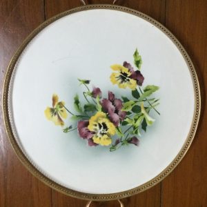 ถาดกระเบื้องโบราญสมัย ร.5 ขนาด สผ.16"ผลิตในประเทศเยอรมัน ลายดอกไม้บานสีเหลือง 3 และม่วง 3 มีรอยขีดเล็กน้อย นอกนั้นทุกอย่างสภาพสมบูรณ์สวยงามคลาสสิก - Image 2