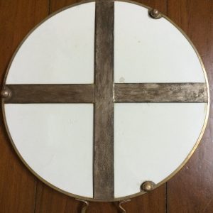 ถาดกระเบื้องโบราญสมัย ร.5 ขนาด สผ.16"ผลิตในประเทศเยอรมัน ลายดอกไม้บานสีเหลือง 3 และม่วง 3 มีรอยขีดเล็กน้อย นอกนั้นทุกอย่างสภาพสมบูรณ์สวยงามคลาสสิก - Image 4