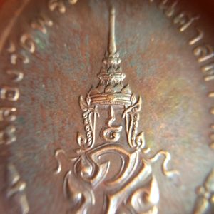 เหรียญพระแก้วมรกตทรงชุด ฤดูร้อน เนื้อทองแดง ฉลองวัดพระศรีรัตนศาสดาราม ปี พ.ศ. 2525 - Image 4