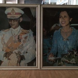 รูปสีราชินีชุดลูกไม้แขนยาวสีฟ้า - Image 4