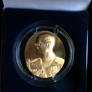 เหรียญในหลวงฉลองสิริราชสมบัติครบ 50 ปี เนื้อบรอนซ์ทองสวิส - Image 2