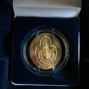 เหรียญในหลวงฉลองสิริราชสมบัติครบ 50 ปี เนื้อบรอนซ์ทองสวิส - Image 4