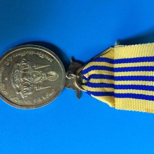 เหรียญนั่งบัลลังก์เนื้อเงินกะไหล่ทองฉลองสิริราชสมบัติครบ 50 ปี กาญจนาภิเษก 9 มิถุนายน 2539 พร้อมแถบแพร - Image 2