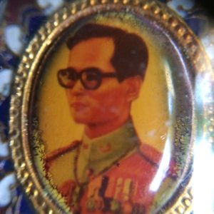 เหรียญล็อกเก็ต ในหลวง ด้านหลังเป็นเข็มกลัด - Image 3