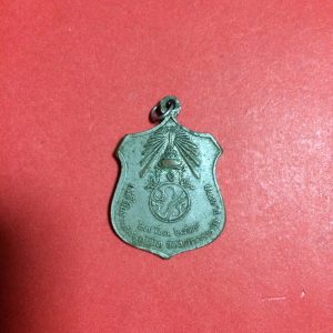 เหรียญในหลวงจอมทัพไทย หลัง ภปร. เนื้อทองแดง กะไหล่เงิน - Image 2