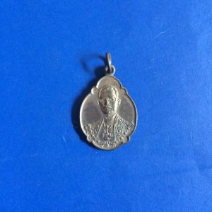 เหรียญ ภปร ในหลวงพระบรมราชสมภพ ครบ 4 รอบ เนื้อออกนวะ ปี พ.ศ. 2518 เหรียญที 7 สวยคมชัดทุกรายละเอียด - Image 2