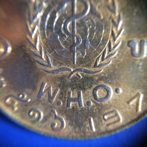 เหรียญหนึ่งบาทองค์การอนามัยโลก(WHO)เนื้อกะไหล่ทอง ปี พ.ศ. 2516 - Image 4