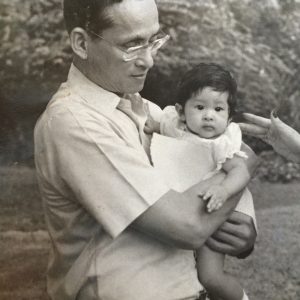 รูปถ่ายขาวดำในลวงรัชกาลที่ 9 กับฟ้าหญิงองค์เล็กและพระธิดา - Image 2