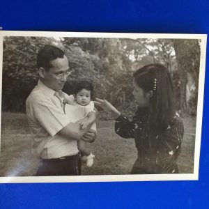 รูปถ่ายขาวดำในลวงรัชกาลที่ 9 กับฟ้าหญิงองค์เล็กและพระธิดา - Image 3