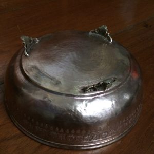 ถาดเก่าทองเหลืองอมนาก มีตอกลวดลายที่ข้างถาด สผ.ประมาณ.8" - Image 4