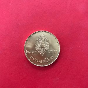 เหรียญพระราชพิธิอภิเษกสมรส มหาวชิราลงกรณ์ - โสมสวลี เนื่อทองคำ วันที่ 3 มกราคม 2520 หลัง ตรา มวก. หน้าเหรียญ 2500 บาท - Image 3