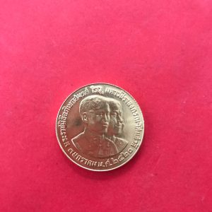 เหรียญพระราชพิธิอภิเษกสมรส มหาวชิราลงกรณ์ - โสมสวลี เนื่อทองคำ วันที่ 3 มกราคม 2520 หลัง ตรา มวก. หน้าเหรียญ 2500 บาท - Image 4