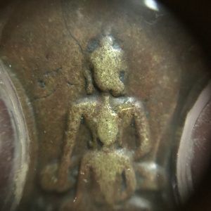 หลวงพ่อสองพี่น้องวัดหนองโว้ง จ.สุโขทัย เนื้อทองประสมห่วงเชื่อมหล่อโบราณรุ่น 1 ปี พ.ศ. 2472 ปลุกเสกโดยพระมหาโต๊ะ วัดเลียบ (วัดราชบูรณะ ) เลี่ยมพลาสติก - Image 3