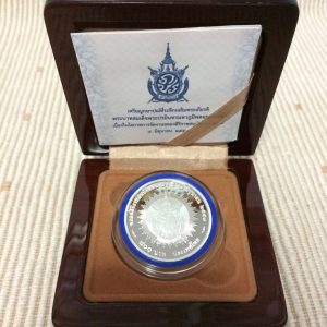 เหรียญกษาปณ์ที่ระลึกเฉลิมพระเกียรติพระบาทสมเด็จพระปรมินทรมหาภูมิพลอดุลยเดช ฉลองสิริราชสมบัติ ครบ70ปี 9มิ.ย.57 เนื้อเงินขัดเงา - Image 2