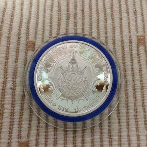 เหรียญกษาปณ์ที่ระลึกเฉลิมพระเกียรติพระบาทสมเด็จพระปรมินทรมหาภูมิพลอดุลยเดช ฉลองสิริราชสมบัติ ครบ70ปี 9มิ.ย.57 เนื้อเงินขัดเงา - Image 3