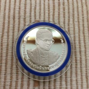 เหรียญกษาปณ์ที่ระลึกเฉลิมพระเกียรติพระบาทสมเด็จพระปรมินทรมหาภูมิพลอดุลยเดช ฉลองสิริราชสมบัติ ครบ70ปี 9มิ.ย.57 เนื้อเงินขัดเงา - Image 4