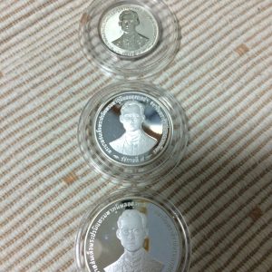 เหรียญฉลองสิริราชสมบัตครบ 50 ปี กาญจนาภิเษก รัชกาลที่ 9 9 มิ.ย.พ.ศ. 2539 เนื้อเงินขัดเงา 1ชุดมี3 เหรียญ หน้า 150,300และ600บาท - Image 3