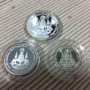 เหรียญฉลองสิริราชสมบัตครบ 50 ปี กาญจนาภิเษก รัชกาลที่ 9 9 มิ.ย.พ.ศ. 2539 เนื้อเงินขัดเงา 1ชุดมี3 เหรียญ หน้า 150,300และ600บาท - Image 2
