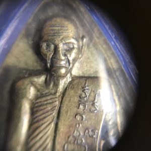 หล่อปั้มองค์ลอยหลวงพ่อพรหม วัดช่องแต เนื้อ ทองเหลืองฝาบาตร ไม่ทราบรุ่น ใหญ่มากสวยงามคมชัด เลี่ยมพลาสติก - Image 3