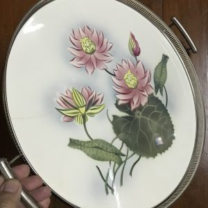 ถาดกระเบื้องโบราณกลมขนาด สผ 16" ลายดอกบัวสีชมพู บาน 3 ดอกตูม 1 ดอก  มีรอยเส้นเล็กน้อยยาว2 1/2” นอกนั้นสภาพสมบูรณ์ - Image 2