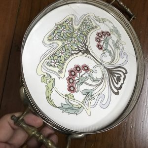 ถาดกระเบื้องโบราณ รูปไข่ขนาด 10"X14"ดูจากปีด้านหลังจะตรงกับพ.ศ.2257 สมัยของพระเจ้าอยู่หัวท้ายสระ  สภาพเดิมมีร้าวอยู่หนึ่งเส้น - Image 2