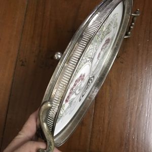 ถาดกระเบื้องโบราณ รูปไข่ขนาด 10"X14"ดูจากปีด้านหลังจะตรงกับพ.ศ.2257 สมัยของพระเจ้าอยู่หัวท้ายสระ  สภาพเดิมมีร้าวอยู่หนึ่งเส้น - Image 3